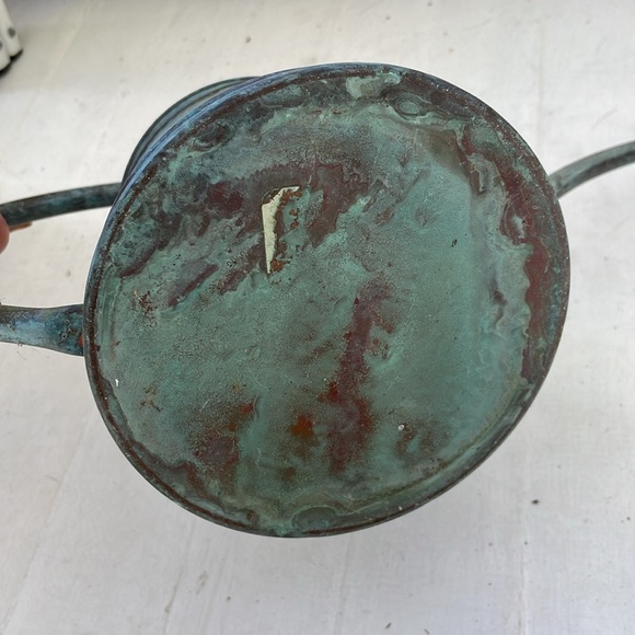 Farmhouse solid copper watering can, verdigris patina and hammered details - Picture 4 of 8